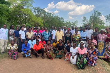 Peer learning visit in Malawi - Malawi and Uganda teams in the districts