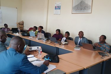 Teams from Malawi and Uganda sharing learnings on LIFE-AR